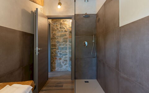 Villa Carlotta 8: Pared, Piso, Suelo, Arreglo De Tubería, Diseño De Interiores, Baño, Marrón, Plomería, Techo, Material Compuesto