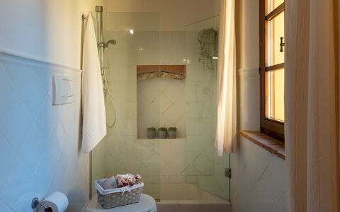 Villa Montefalconi 11: Pared, Diseño De Interiores, Piso, Baño, Suelo, Arreglo De Tubería, Encendiendo, Techo, Plomería, Habitación