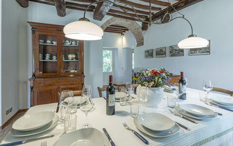 Casale le Querce di Cetona 8: Mueble, Diseño De Interiores, Techo, Mesa, Silla, Cocina Y Comedor Mesa, Comedor, Habitación, Encendiendo, Lámpara