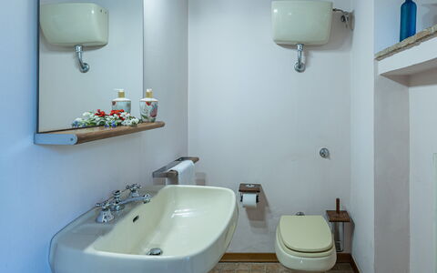 Casale le Querce di Cetona 8: Baño, Lavabo Del Baño, Arreglo De Tubería, Lavabo, Grifo, Plomería, Diseño De Interiores, Espejo, Piso, Suelo