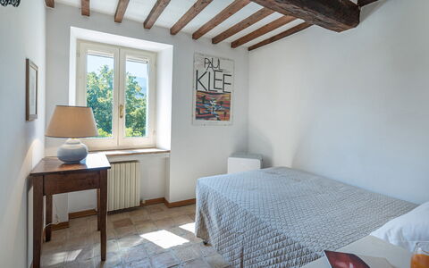 Casale le Querce di Cetona 8: Pared, Habitación, Cama, Madera, Diseño De Interiores, Mueble, Sábana, Piso, Lecho, Suelo