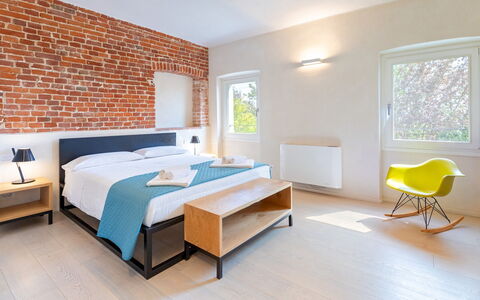 Villa Boemia 10: Cama, Mueble, Diseño De Interiores, Habitación, Pared, Lecho, Habitación, Techo, Sábana, Piso