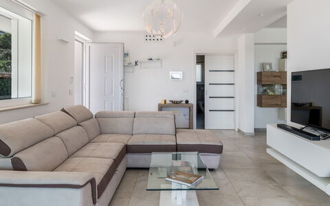 Villa i Chiani 8: Mueble, Diseño De Interiores, Piso, Suelo, Madera, Sofá, Casa, Habitación, Sala, Techo