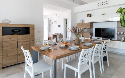 Villa i Chiani 8: Mueble, Diseño De Interiores, Mesa, Piso, Silla, Madera, Cocina Y Comedor Mesa, Comedor, Suelo, Habitación