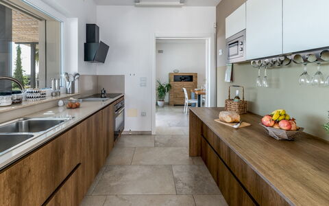 Villa i Chiani 8: Cocina, Mostrador, Diseño De Interiores, Gabinetes, Piso, Madera, Mueble, Suelo, Aparato De Cocina, Lavabo