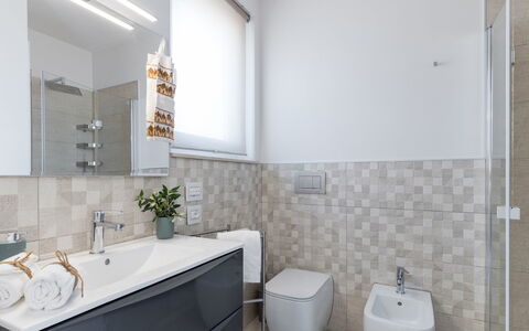 Villa i Chiani 8: Piso, Baño, Arreglo De Tubería, Diseño De Interiores, Suelo, Pared, Lavabo, Lavabo Del Baño, Baño, Mueble De Baño
