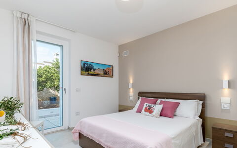 Villa i Chiani 8: Mueble, Diseño De Interiores, Piso, Madera, Cama, Habitación, Suelo, Techo, Textil, Habitación