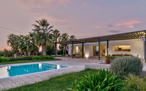 Villa i Chiani 8: Barrio Residencial, Casa, Techo, Inmuebles, Sombra, Jardín, Paisajismo, Recurso, Estructura Al Aire Libre, Hacienda