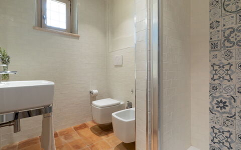 Casale Grottini 8: Piso, Baño, Suelo, Arreglo De Tubería, Asiento Del Baño, Baño, Diseño De Interiores, Loseta, Lavabo, Plomería