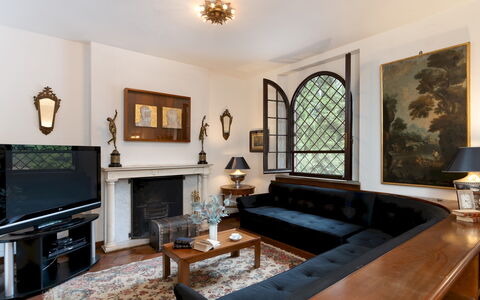 Villa Manganelli 12: Mueble, Diseño De Interiores, Sofá, Pared, Piso, Madera, Suelo, Sala, Habitación, Techo