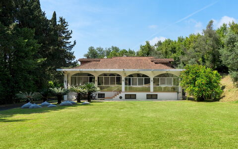 Villa Manganelli 12: Techo, Casa, Casa, Barrio Residencial, Inmuebles, Casa De Campo, Cabaña, Jardín, Césped