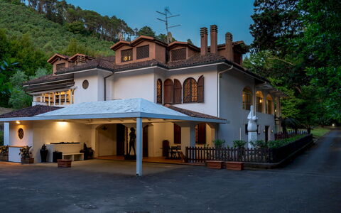 Villa Manganelli 12: Edificio, Ventana, Casa, Techo, Casa, Barrio Residencial, Arquitectura, Inmuebles, Puerta, Cabaña