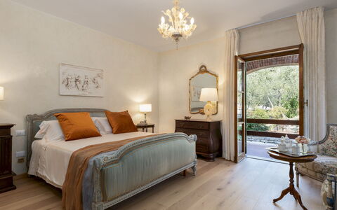 Villa Adisa 8: Mueble, Diseño De Interiores, Habitación, Cama, Techo, Habitación, Encendiendo, Piso, Casa, Textil