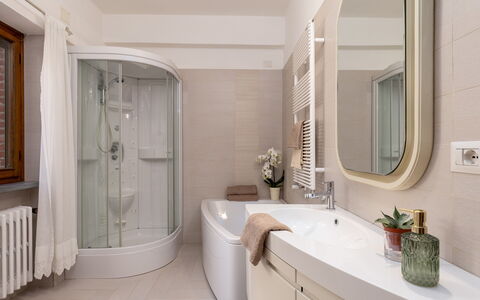 Villa Adisa 8: Baño, Diseño De Interiores, Arreglo De Tubería, Piso, Pared, Suelo, Bañera, Casa, Lavabo Del Baño, Grifo