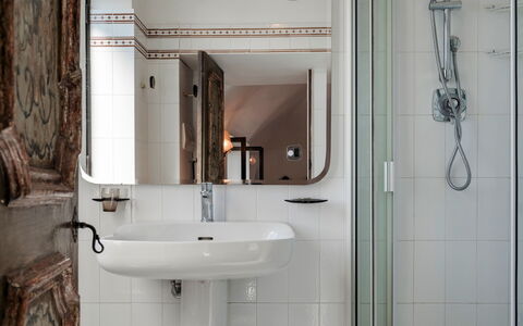 Torre Grimaldi 2+2: Baño, Arreglo De Tubería, Diseño De Interiores, Lavabo Del Baño, Grifo, Plomería, Habitación, Espejo, Suelo, Piso