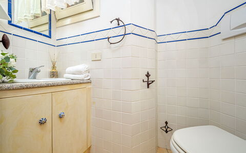 Villa Stella 6: Baño, Arreglo De Tubería, Piso, Suelo, Diseño De Interiores, Plomería, Baño, Loseta, Grifo, Toalla