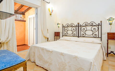 Villa Stella 6: Piso, Suelo, Diseño De Interiores, Habitación, Cama, Mueble, Sábana, Habitación, Techo, Lecho