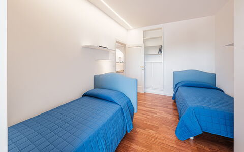 Villa Bellina 6: Piso, Suelo, Diseño De Interiores, Techo, Departamento, Habitación, Habitación, Cama, Marco De La Cama, Lecho