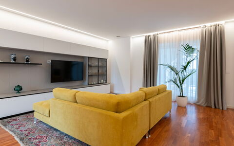 Villa Bellina 6: Mueble, Diseño De Interiores, Piso, Suelo, Sofá, Pared, Madera, Techo, Sala, Habitación