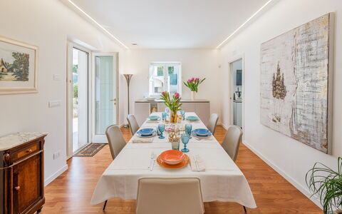 Villa Bellina 6: Mueble, Diseño De Interiores, Comedor, Pared, Mesa, Piso, Madera, Silla, Cocina Y Comedor Mesa, Techo