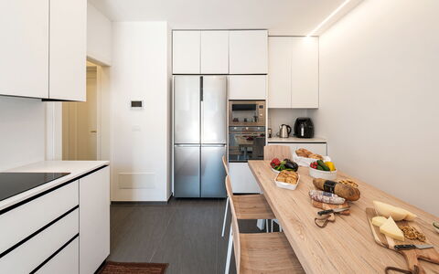 Villa Bellina 6: Cocina, Mostrador, Aparato De Cocina, Diseño De Interiores, Piso, Mueble, Gabinetes, Electrodoméstico, Madera, Suelo