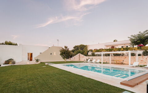 Villa Bellina 6: Piscina, Inmuebles, Recurso, Hacienda, Patio, Villa, Paisajismo, Diseño, Yarda, Mansión
