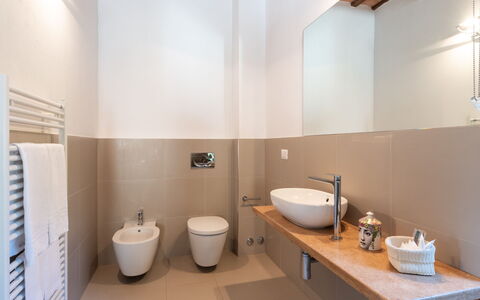 I Lauri 12: Baño, Piso, Arreglo De Tubería, Lavabo Del Baño, Pared, Suelo, Diseño De Interiores, Lavabo, Grifo, Plomería