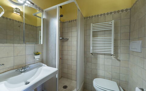 Residenza Collefiorito 26: Diseño De Interiores, Piso, Suelo, Habitación, Techo, Mueble, Arreglo De Tubería, Lavabo, Grifo, Plomería
