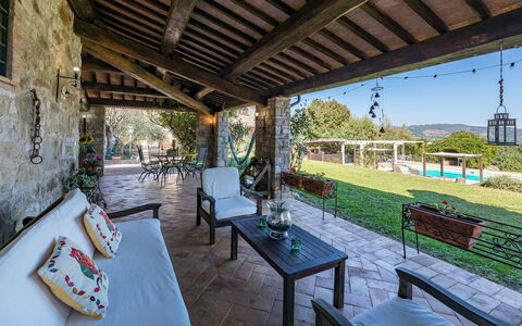 Residenza Collefiorito 26: Mueble, Cabaña, Maceta, Silla, Inmuebles, Porche, Sombra, Eco Hotel, Planta De Casa, Hacienda