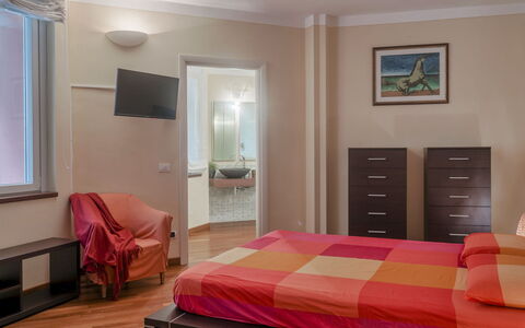 Villa Eden 8: Mueble, Diseño De Interiores, Suelo, Piso, Madera, Habitación, Cama, Techo, Habitación, Textil