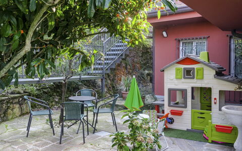 Villa Eden 8: Jardín, Yarda, Patio Interior, Paisajismo, Patio, Planta De Casa, Escalera, Maceta