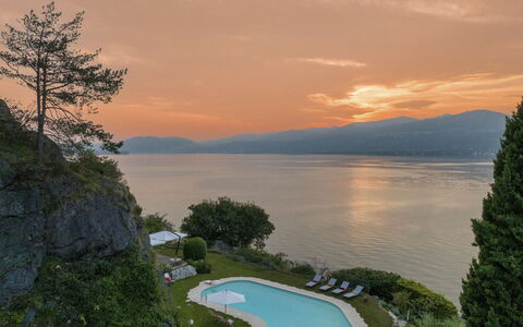Villa Eden 8: Azul, Cuerpo De Agua, Paisaje Natural, Colina, Costeras Y Los Accidentes Geográficos Oceánico, Costa, Lago, Mar, Promontorio, Cordillera