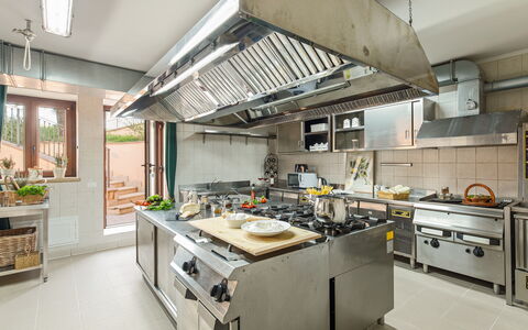 Tenuta Esdra 20: Cocina, Aparato De Cocina, Mostrador, Electrodoméstico, Estufa De Cocina, Electrodoméstico, Estufa, Estufa De Gas, Gabinetes, Encendiendo