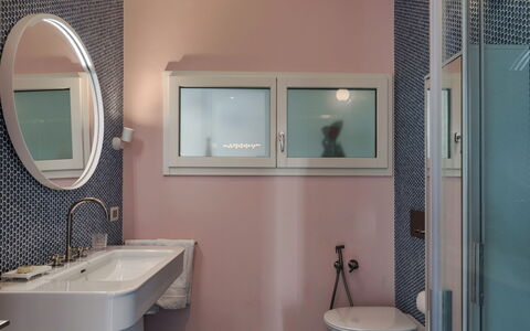 Villa Ponti 6: Baño, Pared, Arreglo De Tubería, Diseño De Interiores, Lavabo Del Baño, Lavabo, Suelo, Espejo, Piso, Plomería