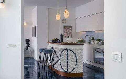 Villa Ponti 6: Mueble, Diseño De Interiores, Piso, Pared, Lámpara, Cocina, Mostrador, Suelo, Madera, Techo