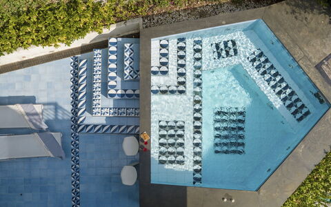 Villa Ponti 6: Azul, Piscina, Mueble Para Exteriores, Recurso, Material Compuesto, Ocio, Silla, Eco Hotel, Sunlounger, Hotel