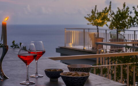 Villa Ponti 6: Mueble, Vajilla, Drinkware, Mesa, Vino, Silla, Botella, Stemware
