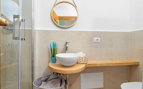 Villa la Marina 5+1: Piso, Diseño De Interiores, Suelo, Arreglo De Tubería, Baño, Grifo, Espejo, Casa, Plomería, Habitación