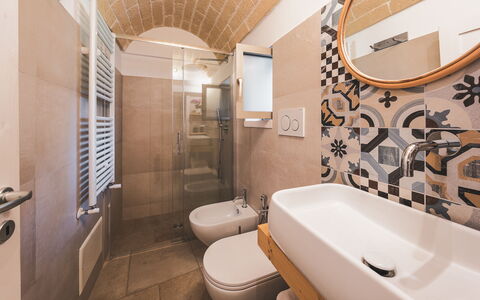 Trulli Biancapetra 8+2: Piso, Suelo, Diseño De Interiores, Techo, Arreglo De Tubería, Habitación, Loseta, Baño, Plomería, Lavabo