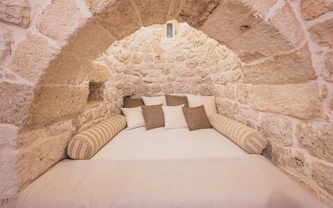 Trulli Biancapetra 8+2: Pared, Habitación, Diseño De Interiores, Mueble, Cama, Suelo, Encendiendo, Almohada, Piso, Habitación