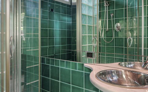 Villa Liberty Albisola 6+2: Arreglo De Tubería, Baño, Grifo, Lavabo Del Baño, Plomería, Diseño De Interiores, Piso, Lavabo, Loseta, Vaso