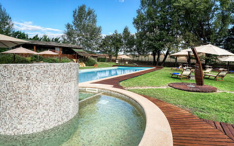 Podere Giardino 16+2: Piscina, Jardín, Recurso, Fuente De Agua, Patio Interior, Césped, Paisajismo, Eco Hotel, Yarda, Hacienda