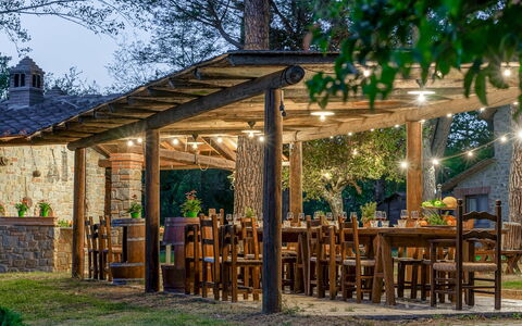 Podere Giardino 16+2: Madera, Sombra, Jardín, Estructura Al Aire Libre, Pabellón, Paisajismo, Patio Interior, Kiosko, Maderas, Edificios Del Jardín