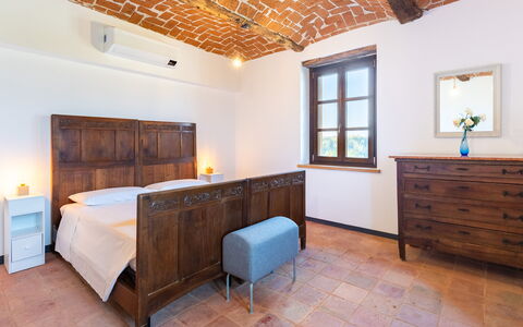 Casa Leonarda 8+2: Mueble, Cama, Diseño De Interiores, Habitación, Pared, Madera, Techo, Piso, Suelo, Sábana