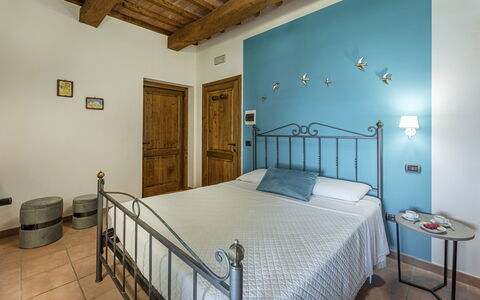 Tenuta Montiepoli 12+3: Mueble, Diseño De Interiores, Pared, Habitación, Cama, Madera, Techo, Piso, Suelo, Habitación
