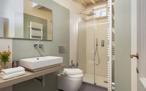 Villa la Rassinata 8: Baño, Diseño De Interiores, Arreglo De Tubería, Piso, Suelo, Lavabo Del Baño, Lavabo, Grifo, Baño, Techo