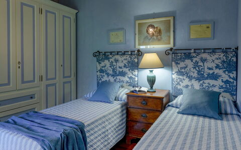 La Mandolata 12: Mueble, Cama, Azul, Lecho, Habitación, Diseño De Interiores, Sábana, Pared, Madera, Habitación