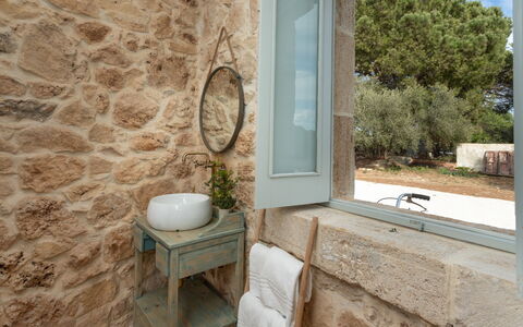Palmento San Lorenzo 6: Pared, Arreglo De Tubería, Pared De Piedra, Lavabo, Planta De Casa, Grifo, Lavabo Del Baño, Plomería, Maceta, Baño