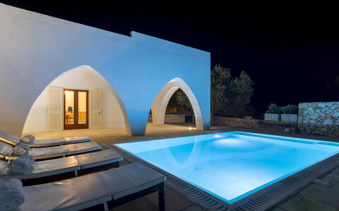 Villa Floria 4: Arco, Techo, Diseño, Piscina, Hotel, La Luz Del Día, Villa