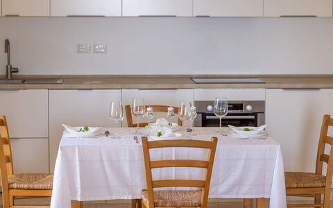 Villa Floria 4: Mueble, Diseño De Interiores, Piso, Mostrador, Cocina, Madera, Gabinetes, Suelo, Aparato De Cocina, Encendiendo